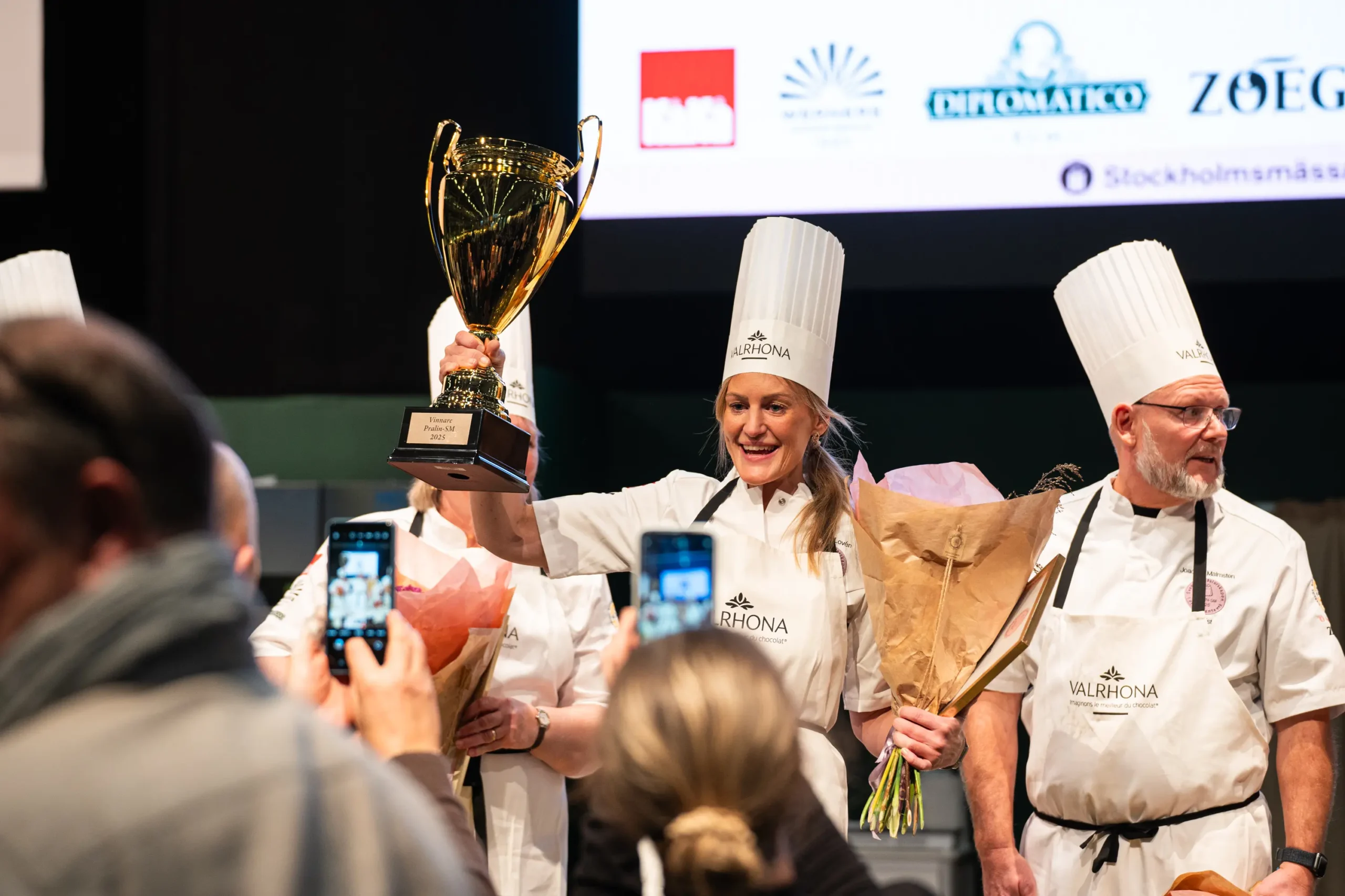 Vi är så stolta över vår vinst i PRALIN-SM 2025! Självklart finns både ansökningspralinen "Guld och gröna skogar" med en björnbärskonfekt, hösthallon och madelbotten samt vinnarpralinen som skapades på finalen "Tiramisú" med en kaffekola på Zoegas Espresso, romganache med Diplomatico Rom samt en kexbotten med Savoiardikex och dulcey choklad i vår butik nu! Tack till alla ni som gjort detta möjligt, stöttat och funnits där under våra snart 10 år på Chocolaterian / Carina Lovén